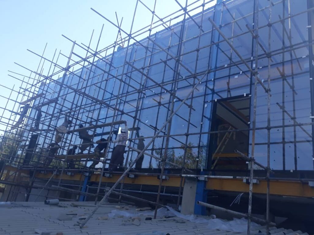 طراحی و اجرای نمای کرتین وال و فریم لس | گروه مهندسی آسمان