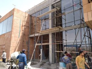 طراحی و اجرای نمای کرتین وال مدرن در شمال تهران توسط گروه مهندسی آسمان