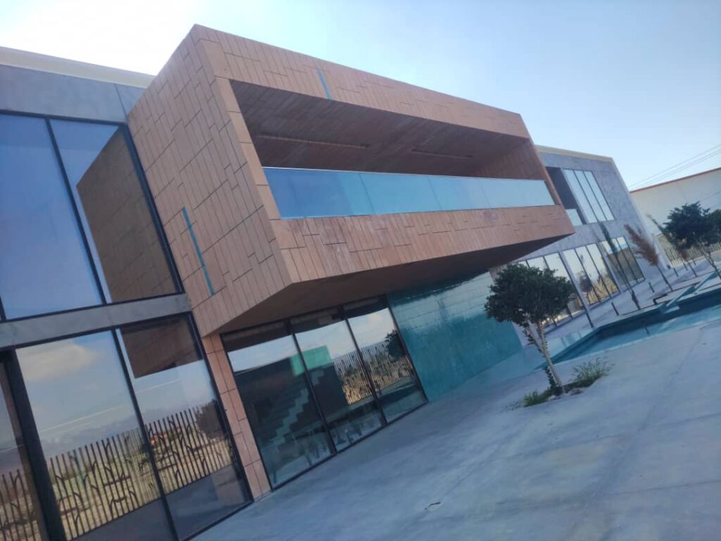 پنجره لیفت در شمال تهران؛ کیفیت و طراحی برتر با گروه مهندسی آسمان