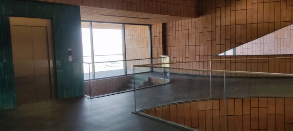 قیمت نرده شیشه‌ای تراس در شمال تهران با کیفیت و طراحی تخصصی گروه مهندسی آسمان
