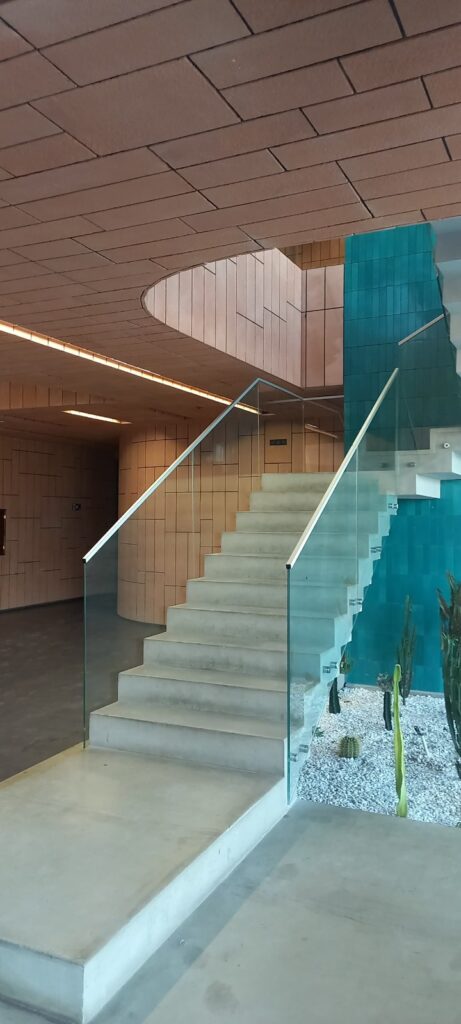 نرده شیشه‌ای هندریل در نیاوران