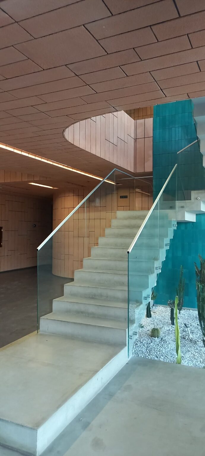 نرده شیشه‌ای هندریل در نیاوران