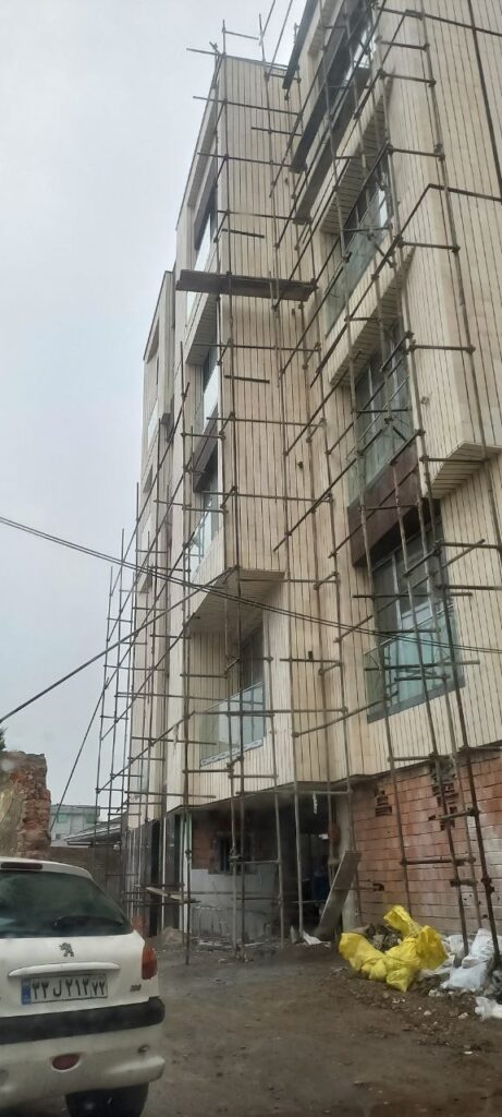 نرده شیشه‌ای هندریل در شمال تهران