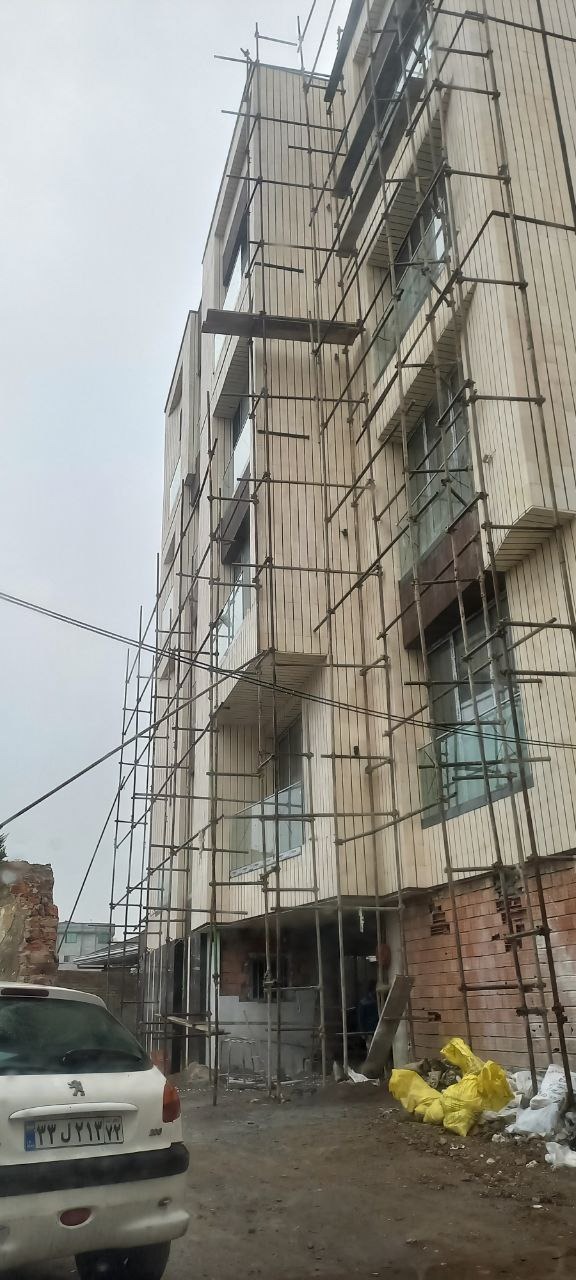 نرده شیشه‌ای هندریل در شمال تهران